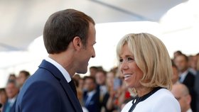 Prezident Francie Emmanuel Macron a jeho žena Brigitte Macronová na oslavách Dne Bastily v Paříži.