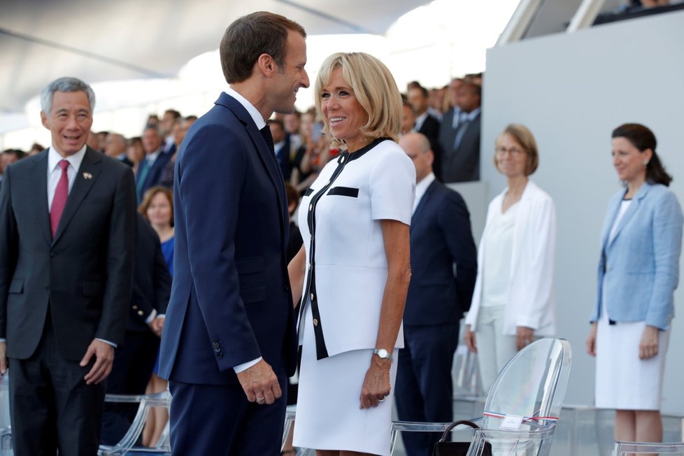 Emmanuel Macron se svou ženou Brigitte na Dni Bastily v Paříži