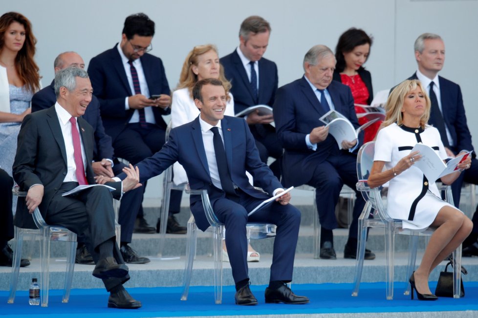 Premiér Singapuru Lee Hsien Loong, prezident Francie Emmanuel Macron a jeho žena Brigitte Macronová na oslavách Dne Bastily.