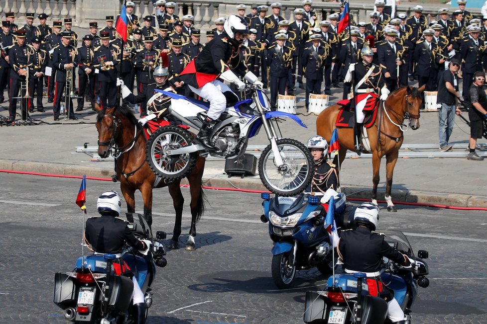 Členové francouzské republikové gardy demonstrují své schopnosti při oslavách Dne Bastily na pařížské Champs, Elysees.