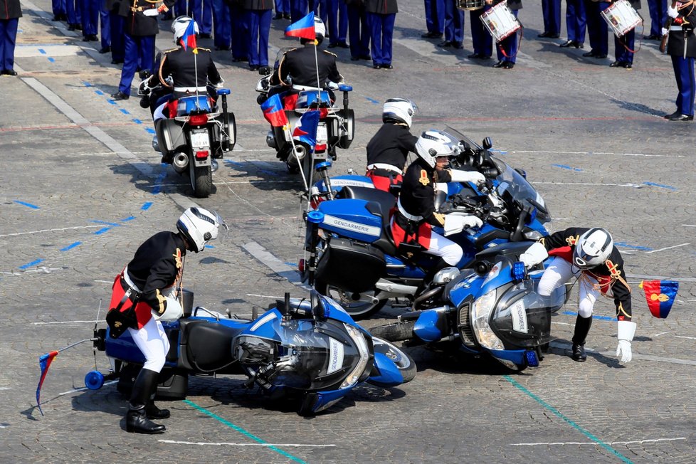 Dvojici policistů se vystoupení na přehlídce moc nepovedlo. Srazili se a spadli z motorek.