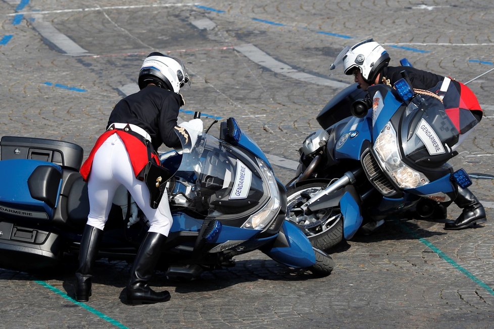 Dvojici policistů se vystoupení na přehlídce moc nepovedlo. Srazili se a spadli z motorek.