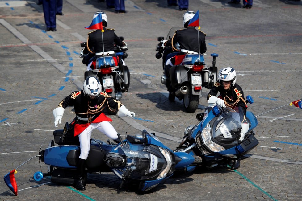 Dvojici policistů se vystoupení na přehlídce moc nepovedlo. Srazili se a spadli z motorek.