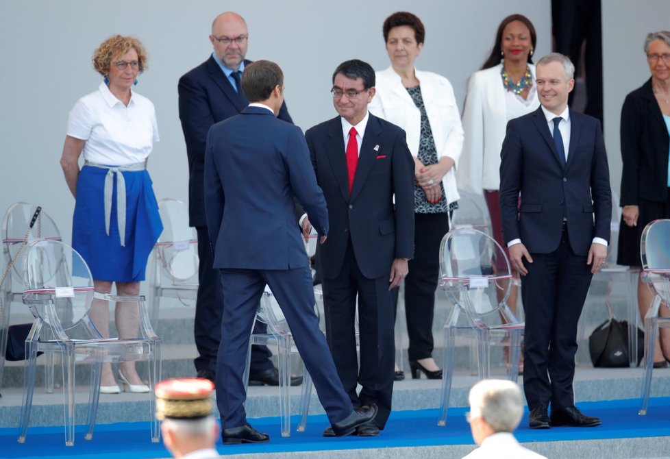 Francouzský prezident Emmanuel Macron si podává ruku s japonským ministrem zahraničí Taro Konem.