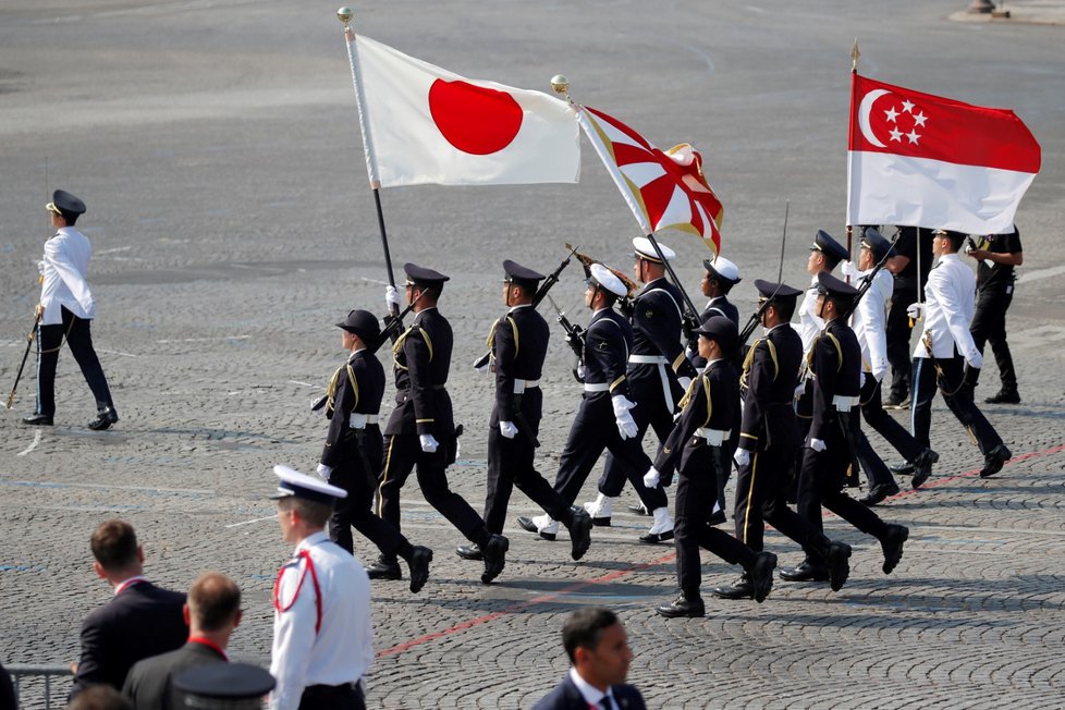 Japonští a singapurští vojáci pochodovali na přehlídce při oslavách Dne Bastily.