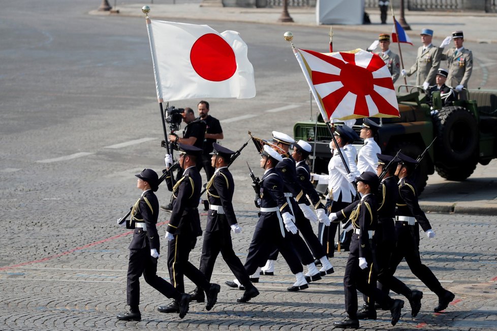 Japonští a singapurští vojáci pochodovali na přehlídce při oslavách Dne Bastily.