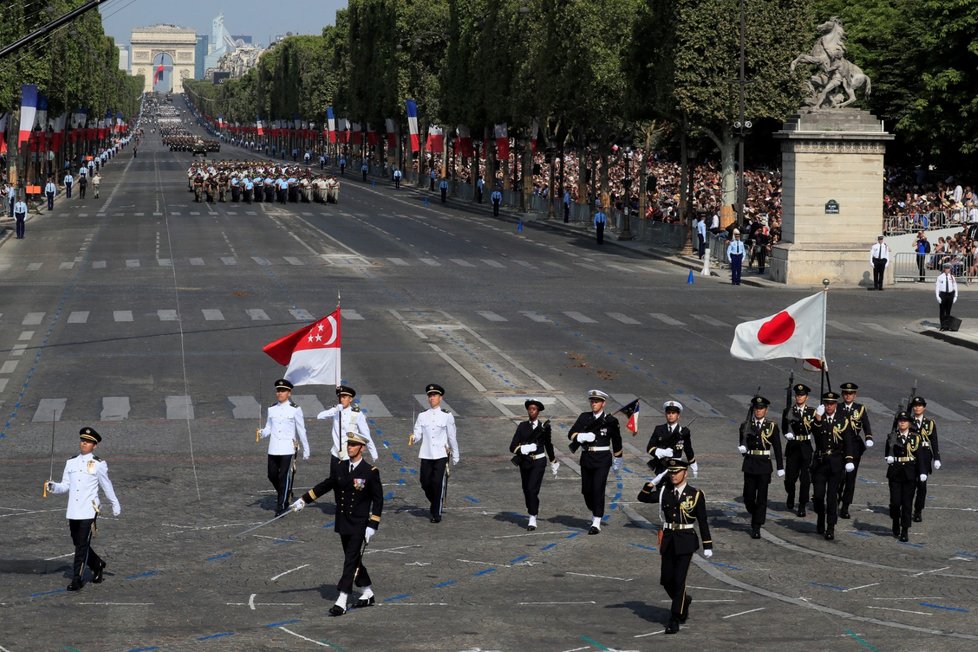 Japonští a singapurští vojáci pochodovali na přehlídce při oslavách Dne Bastily.