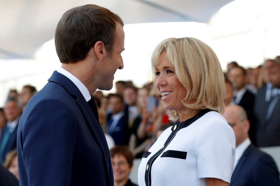 Prezident Francie Emmanuel Macron a jeho žena Brigitte Macronová na oslavách Dne Bastily v Paříži.