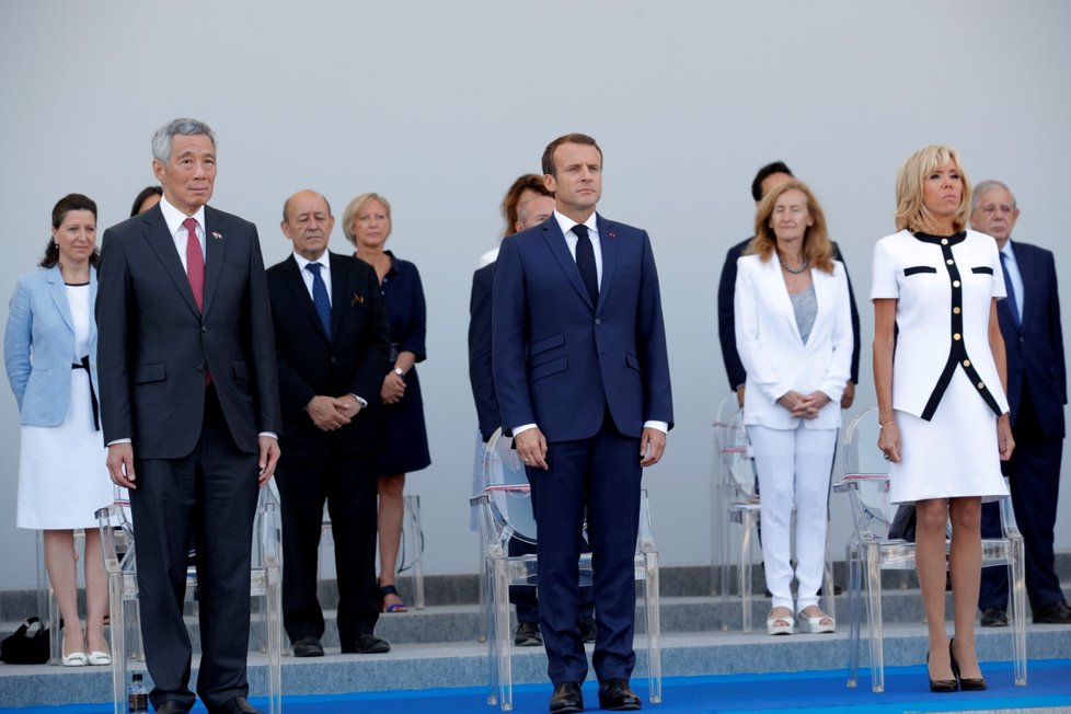 Zahájení přehlídky při příležitosti Dne Bastily v Paříži. Zleva: Premiér Singapuru Lee Hsien Loong, prezident Francie Emmanuel Macron a jeho žena Brigitte Macronová.