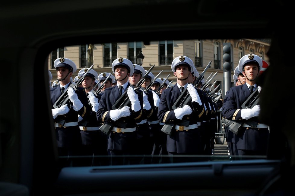 Francouzští vojáci na přehlídce při oslavách Dne Bastily v Paříži.