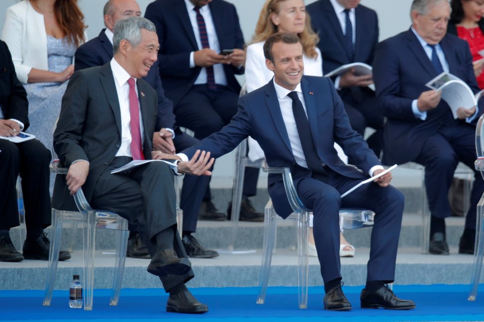 Premiér Singapuru Lee Hsien Loong a prezident Francie Emmanuel Macron při oslavách Dne Bastily v Paříži.