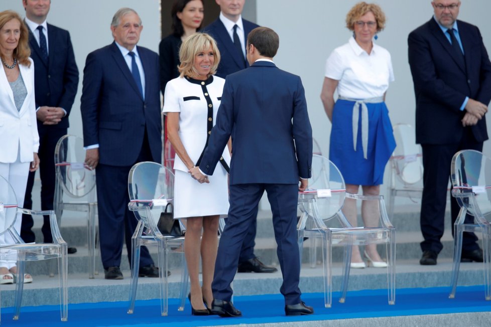 Prezident Francie Emmanuel Macron a jeho žena Brigitte Macronová na oslavách Dne Bastily v Paříži.