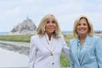 Brigitte Macronová a Jill Bidenová vyrazily ve Francii na ikonický ostrov Mont-Saint-Michel (červenec 202š)