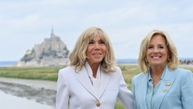 Brigitte Macronová a Jill Bidenová vyrazily ve Francii na ikonický ostrov Mont-Saint-Michel (červenec 202š)