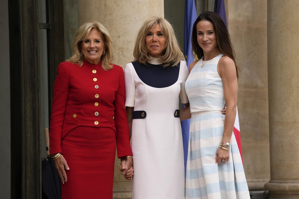 Macronová přivítala v Paříži Jill Bidenovou a její dceru Ashley (25.7.2023)