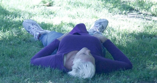 Herečka si v parku příkladně ustlala