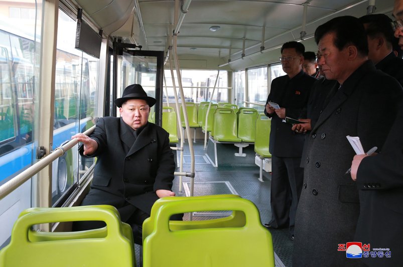 Kim Čong Un navštívil továrnu na trolejbusy