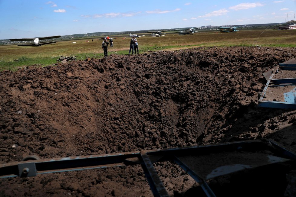 Válka na Ukrajině: V Charkově naleznete obrovské krátery po dopadnutých střelách ale i masových hrobech (4.6.2022)