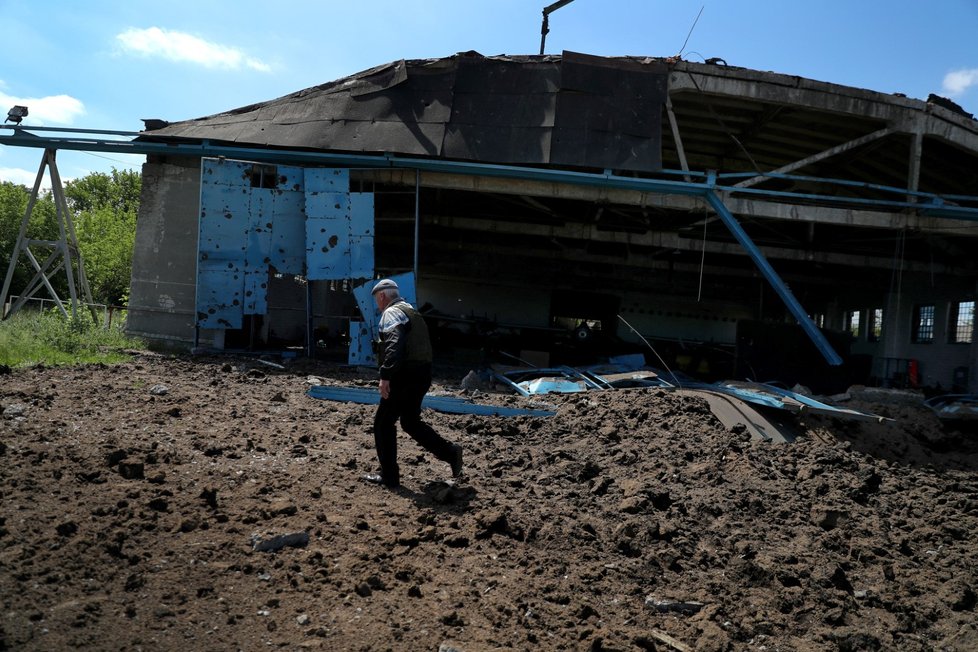 Válka na Ukrajině: V Charkově naleznete obrovské krátery po dopadnutých střelách ale i masových hrobech (4.6.2022)