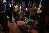 „Hanebné.“ Boris Johnson zuří kvůli řeži v Bristolu, na policisty létala i vajíčka