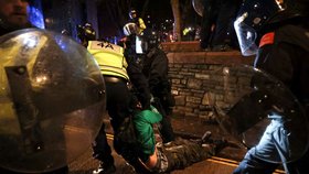 Demonstranti v britském Bristolu se střetli s policií (26. 3. 2021)