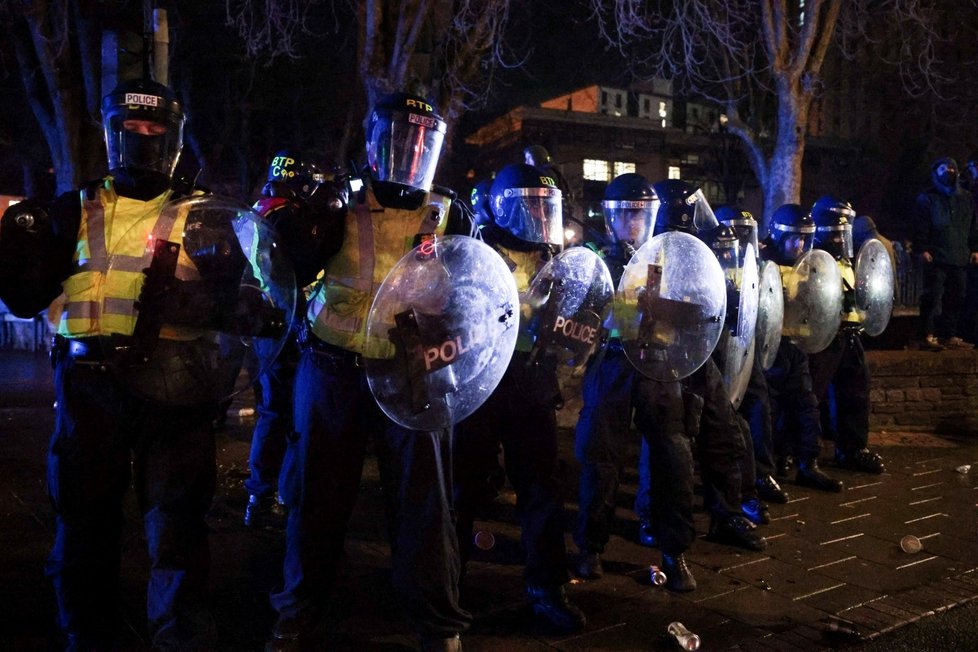 Demonstranti v britském Bristolu se střetli s policií (26. 3. 2021)
