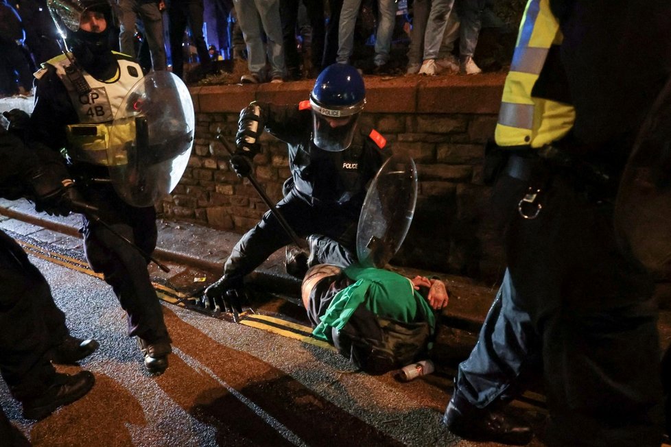 Demonstranti v britském Bristolu se střetli s policií (26. 3. 2021)