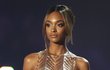 Jourdan Dunn (25): Aby byly šaty sexy, nemusí z nich za každou cenu přetékat prsa nebo vykukovat zadek. Důkazem je topmodelka, která vyhlašovala jednu z kategorií v decentní a přesto výrazné zlatavé róbě. Tak vypadá pravá dáma!