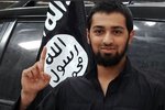 Brit Talha Asmal (†17) se na příkaz velitelů ISIS zabil při sebevražedném atentátu v Iráku. Jeho rodina za to ISIS kritizuje.