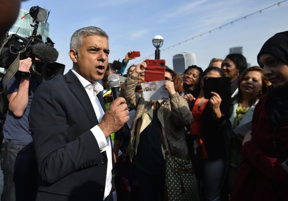 Radikálové proti starostovi Londýna: „Pryč s muslimskými okupanty,“ volají
