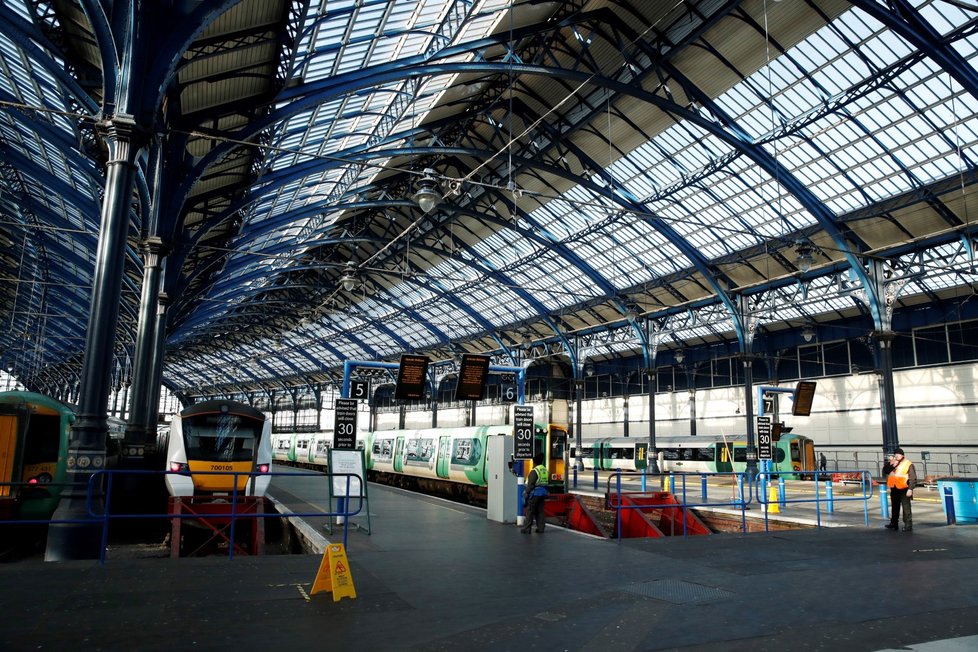 V Británii se šíří nákaza koronavirem. Vlakové nádraží v Brightonu zeje prázdnotou (24. 3. 2020).