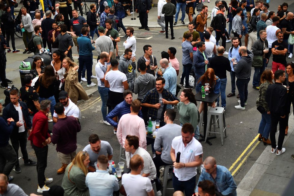 V Anglii se včera po třech měsících otevřely hospody a restaurace. I druhý den&nbsp;se z Británie valí fotografie lidí užívajících si večírky.(5. 7. 2020)
