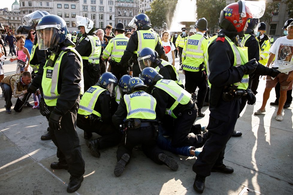 Policie se dnes na londýnském Trafalgarském náměstí střetla se stovkami demonstrantů proti koronavirovým omezením. (19. 9. 2020)