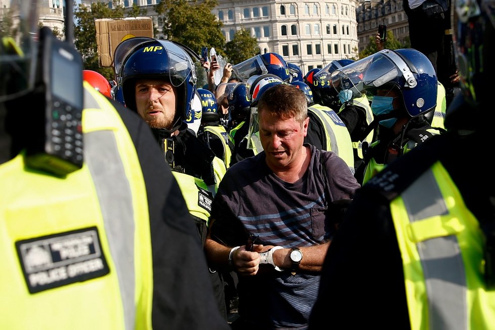 Policie se na londýnském Trafalgarském náměstí střetla se stovkami demonstrantů proti koronavirovým omezením (19. 9. 2020).