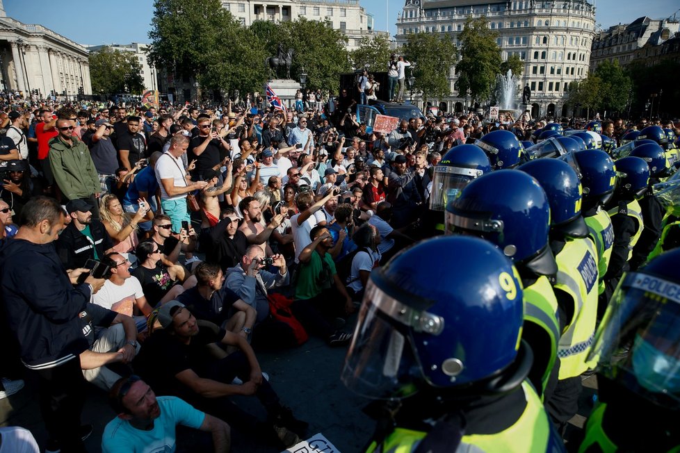 Policie se dnes na londýnském Trafalgarském náměstí střetla se stovkami demonstrantů proti koronavirovým omezením. (19. 9. 2020)