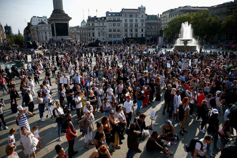 Policie se na londýnském Trafalgarském náměstí střetla se stovkami demonstrantů proti koronavirovým omezením (19. 9. 2020).