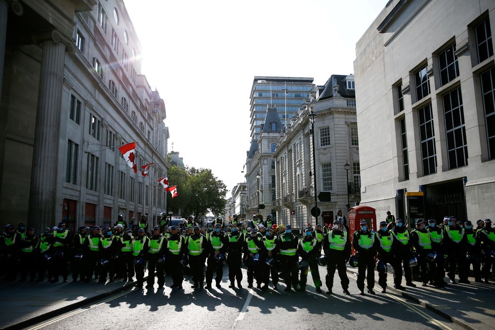 Policie se na londýnském Trafalgarském náměstí střetla se stovkami demonstrantů proti koronavirovým omezením (19. 9. 2020).