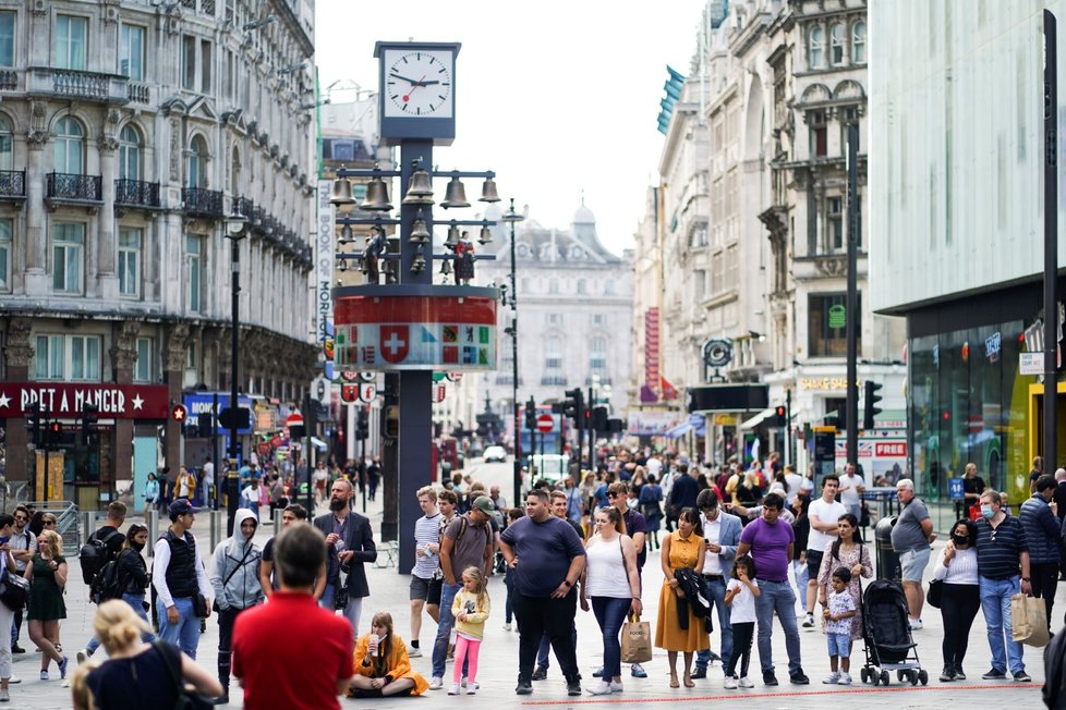 I přesto, že v Británii platí přísná opatření, která se mají ještě zpřísňovat, je v ulicích Londýna stále rušno (20. 9. 2020).
