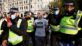 Policie se dnes na londýnském Trafalgarském náměstí střetla se stovkami demonstrantů proti koronavirovým omezením. (19. 9. 2020)