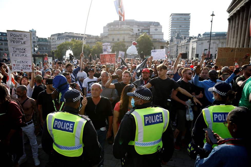 Policie se dnes na londýnském Trafalgarském náměstí střetla se stovkami demonstrantů proti koronavirovým omezením. (19. 9. 2020)