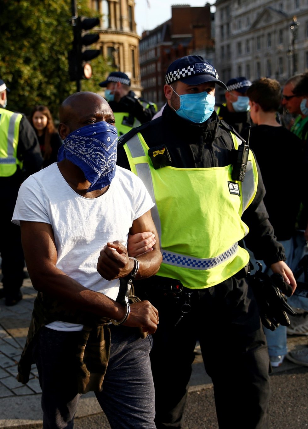 Policie se na londýnském Trafalgarském náměstí střetla se stovkami demonstrantů proti koronavirovým omezením (19. 9. 2020).