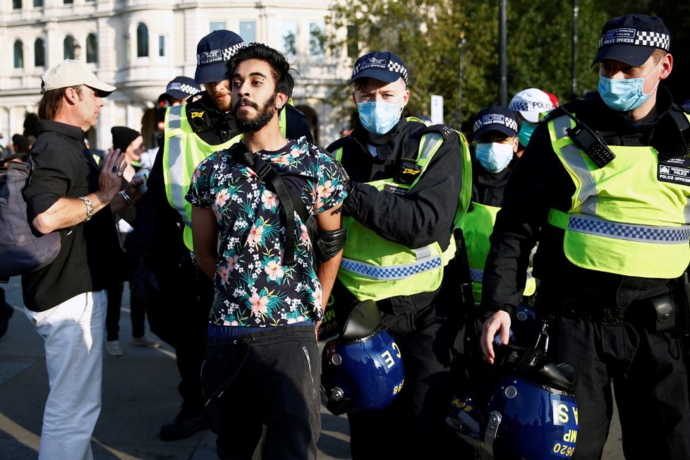 Policie se na londýnském Trafalgarském náměstí střetla se stovkami demonstrantů proti koronavirovým omezením (19. 9. 2020).
