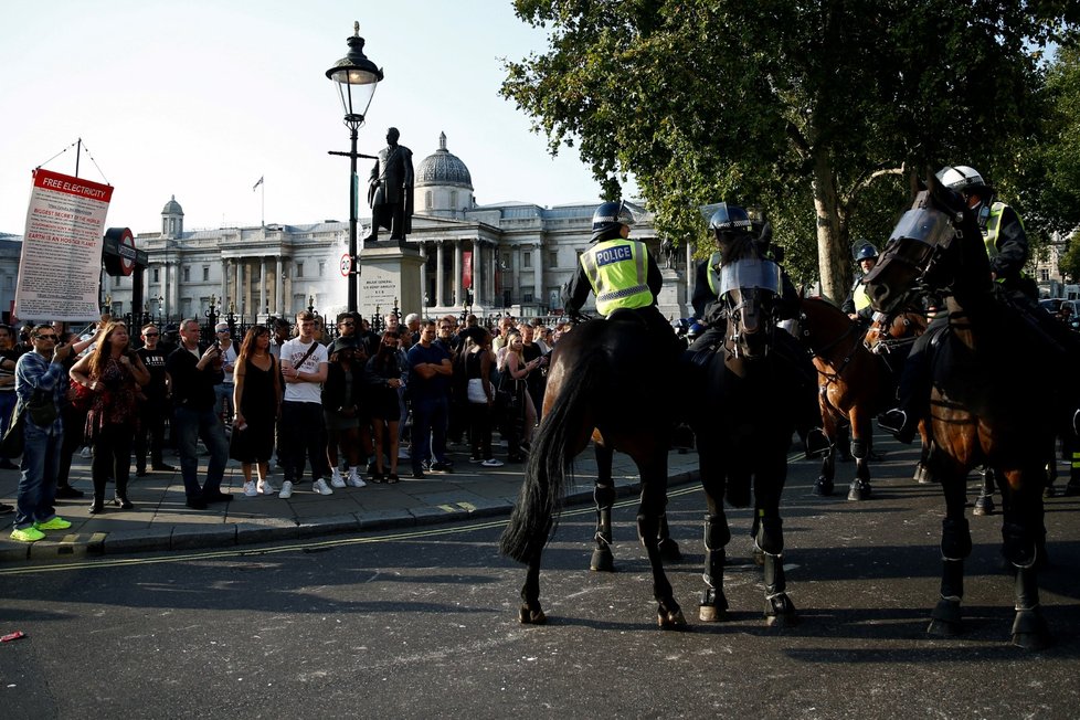 Policie se na londýnském Trafalgarském náměstí střetla se stovkami demonstrantů proti koronavirovým omezením (19. 9. 2020).