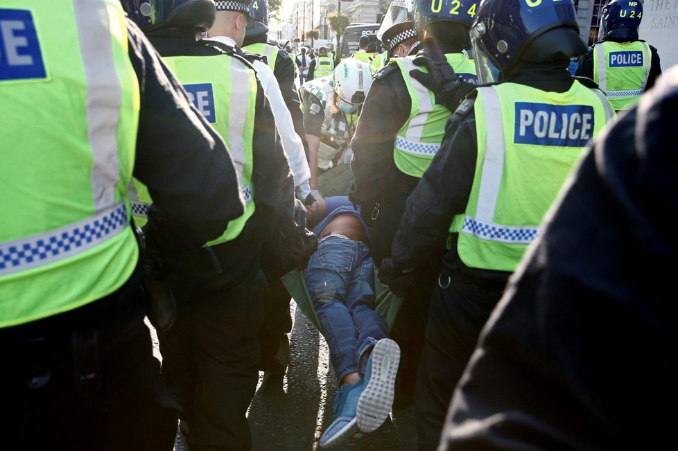 Policie se na londýnském Trafalgarském náměstí střetla se stovkami demonstrantů proti koronavirovým omezením (19. 9. 2020).