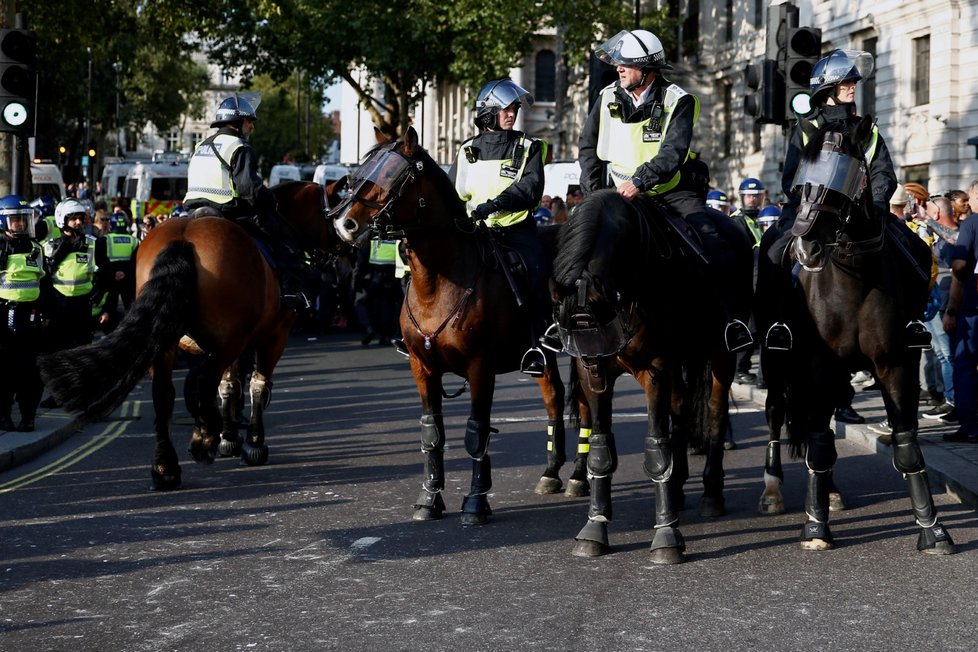 Policie se dnes na londýnském Trafalgarském náměstí střetla se stovkami demonstrantů proti koronavirovým omezením. (19. 9. 2020)