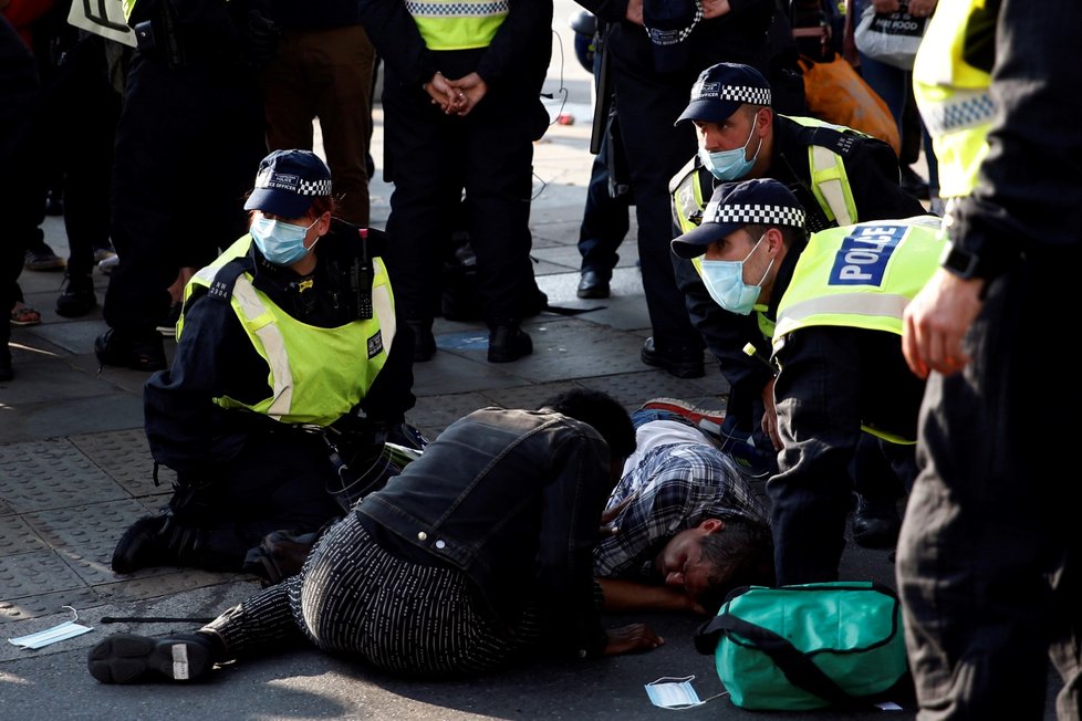 Policie se dnes na londýnském Trafalgarském náměstí střetla se stovkami demonstrantů proti koronavirovým omezením. (19. 9. 2020)