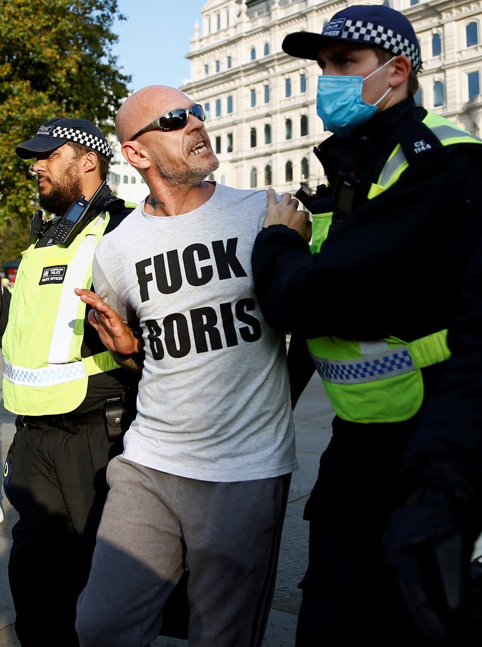 Policie se na londýnském Trafalgarském náměstí střetla se stovkami demonstrantů proti koronavirovým omezením (19. 9. 2020).