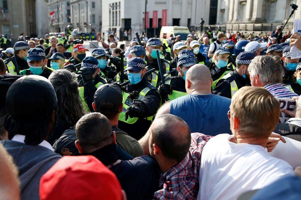 Policie se dnes na londýnském Trafalgarském náměstí střetla se stovkami demonstrantů proti koronavirovým omezením. (19. 9. 2020)