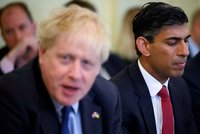 Boj o křeslo britského premiéra: Mezi poslanci vede Sunak, Johnson návrat odmítl