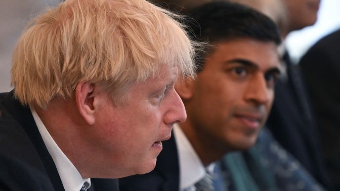 Britský premiér Boris Johnson (vlevo) končí v čele Konzervativní strany. Do podzimu se vzdá i funkce předsedy vlády. V obou úřadech ho může nahradit Rishi Sunak (vpravo).
